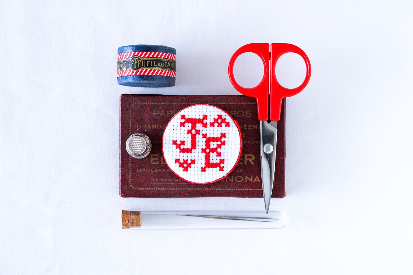 JUNIOのクロスステッチ刺繍がされたピンマグネット