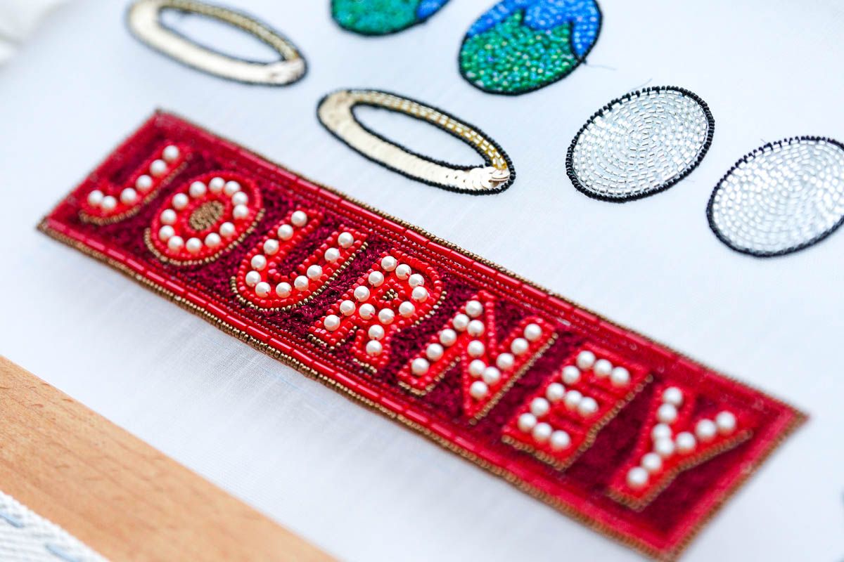 「JOURNEY」ネオンサインをイメージした刺繍