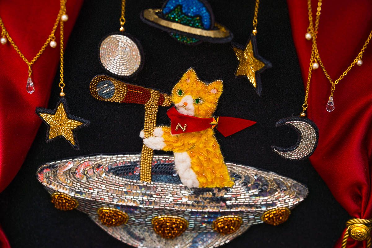 惑星ニャーナスのミュージカル「JOURNEY」のポスター刺繍　オレンジ色のニャーナス