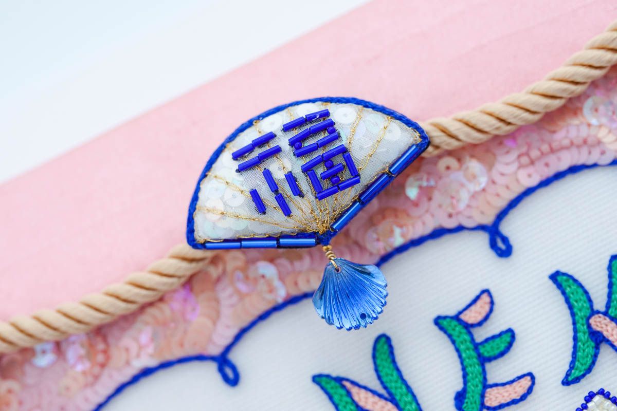 福のマークがある扇の刺繍