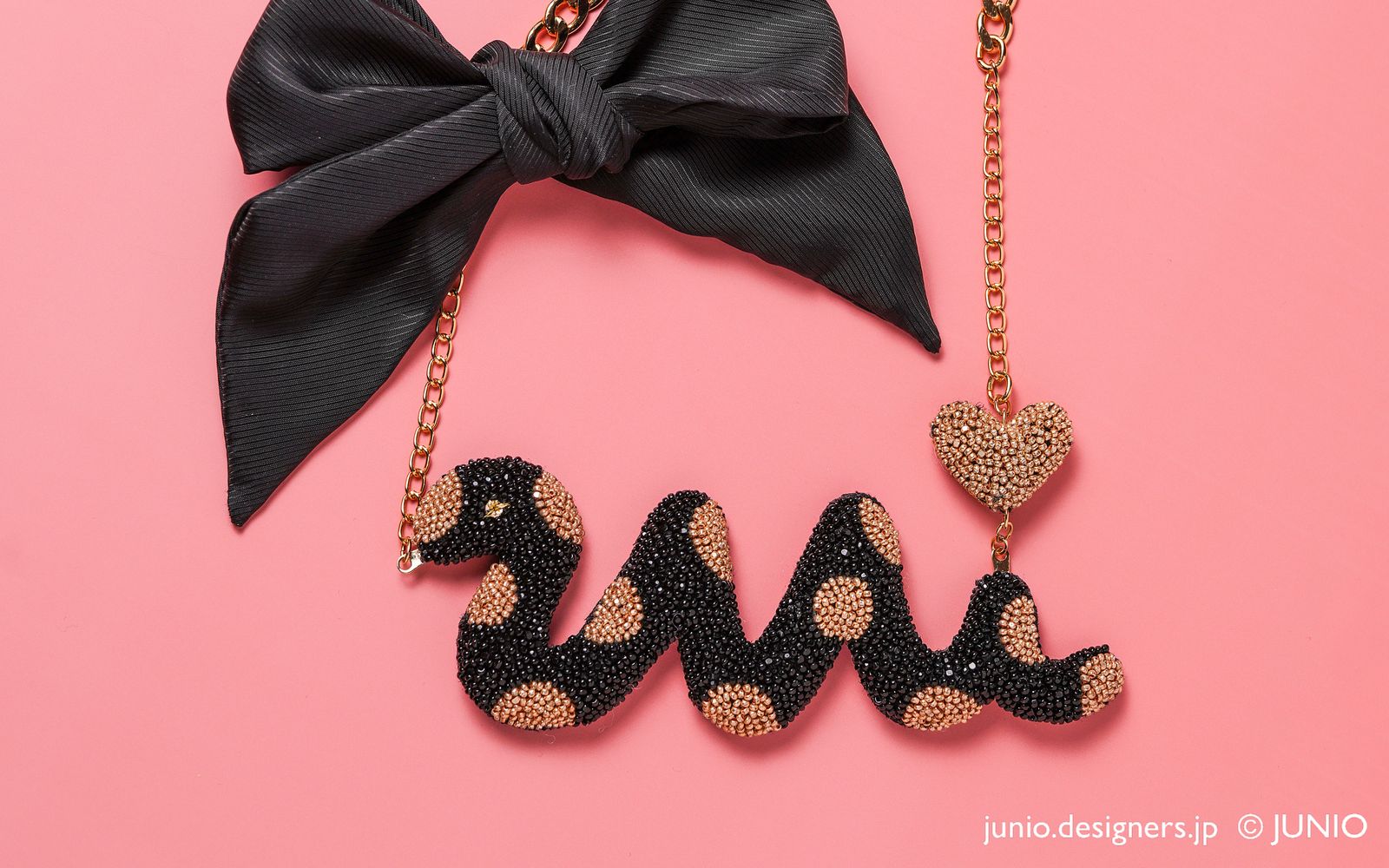 巳年にあやかって「mi」をかたどったビーズ刺繍ネックレス