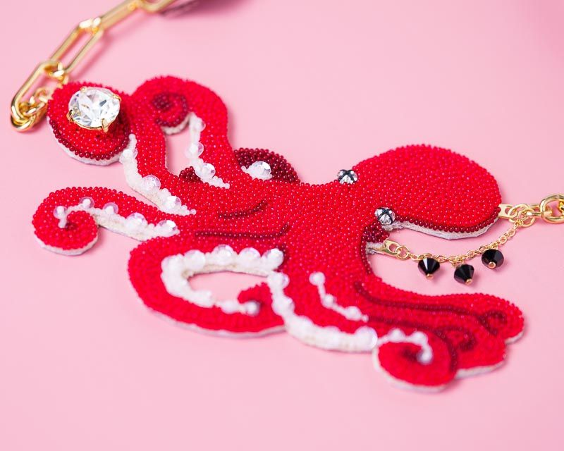 タコの刺繍リボンネックレス
