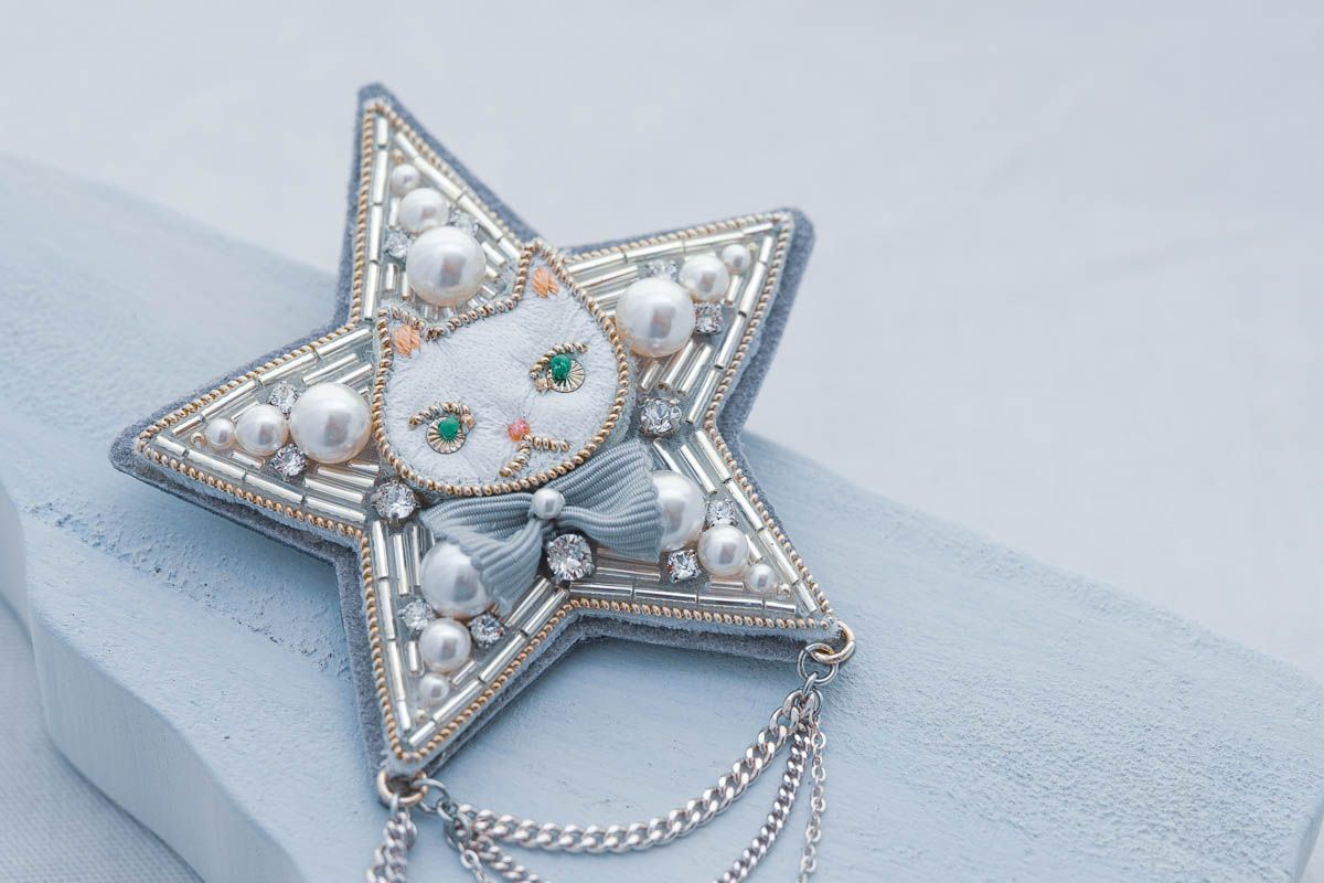 星型のニャーナス刺繍ブローチ